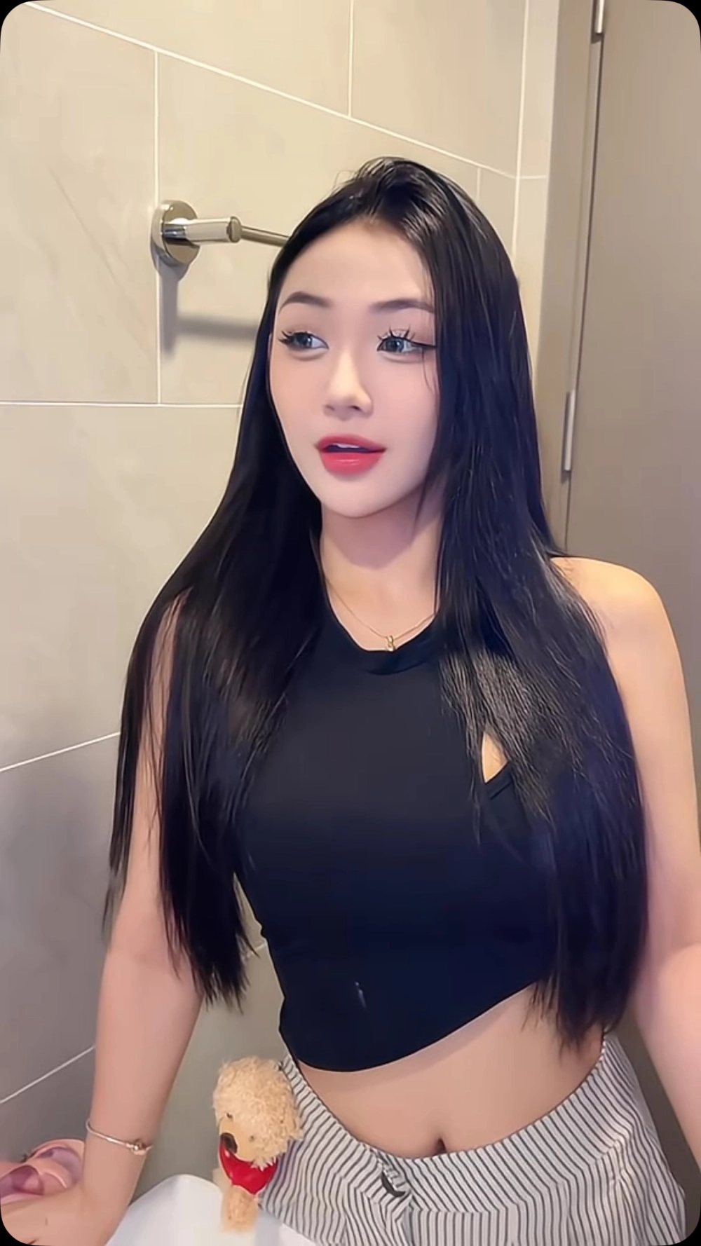 Khoảnh khắc hài hước trong Trần Hà Linh Dí Chú Cá Tối Cổ Full