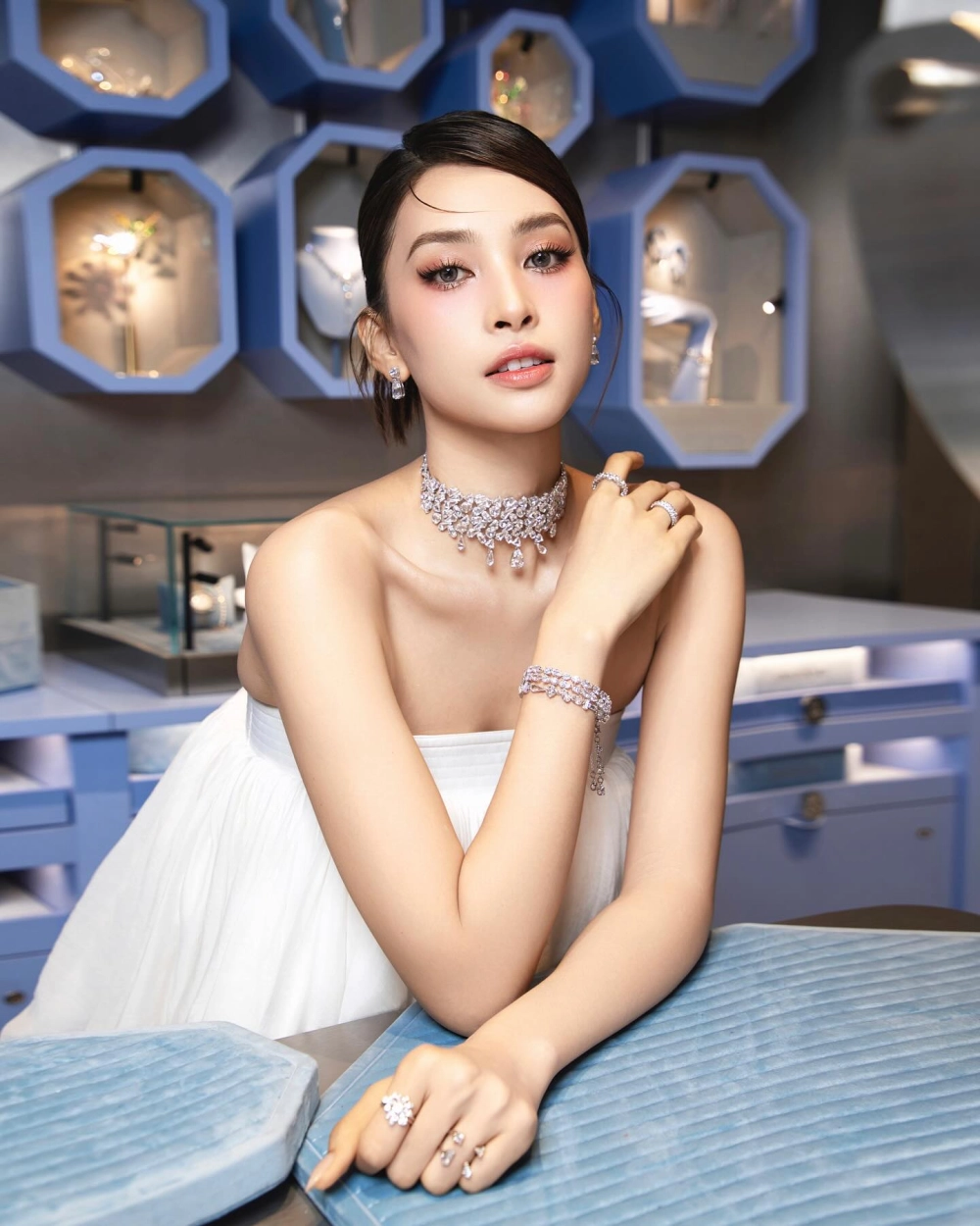 Hình ảnh thời trang của Hoa Hậu Trần Tiểu Vy Mới Nhất