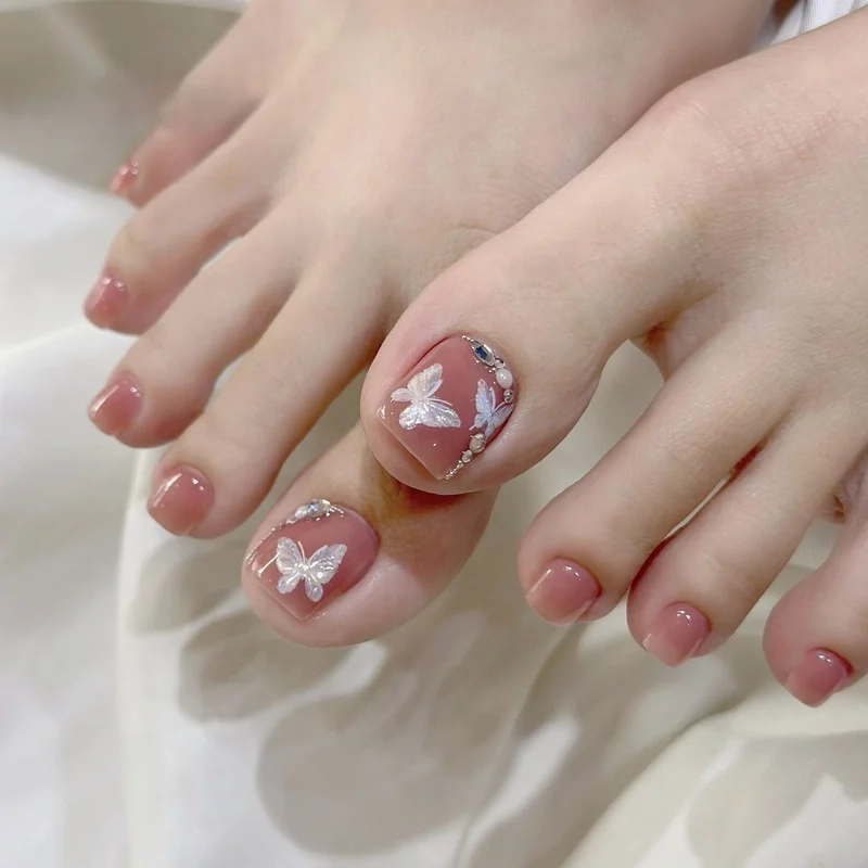 Vẽ hoa nail chân giúp đôi chân thêm phần lãng mạn