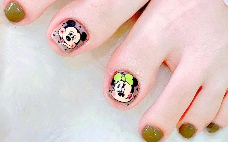 Vẽ móng chân mickey dành cho nàng yêu thích sự đáng yêu