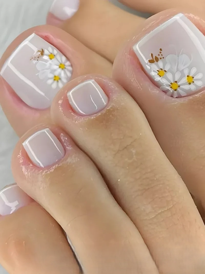 Mẫu móng chân vẽ hoa phù hợp với nàng yêu thích phong cách nhẹ nhàng