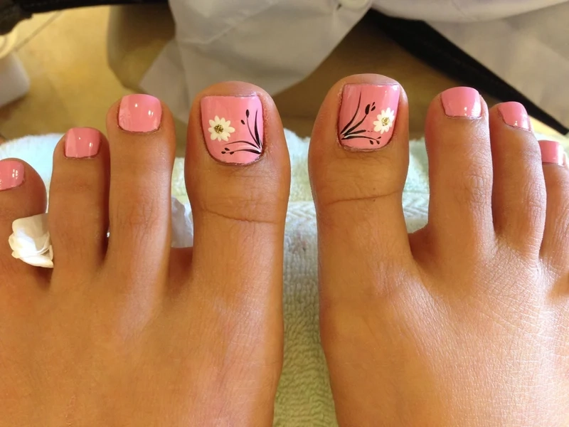 Mẫu nail chân vẽ hoa đơn giản nhưng vẫn nổi bật