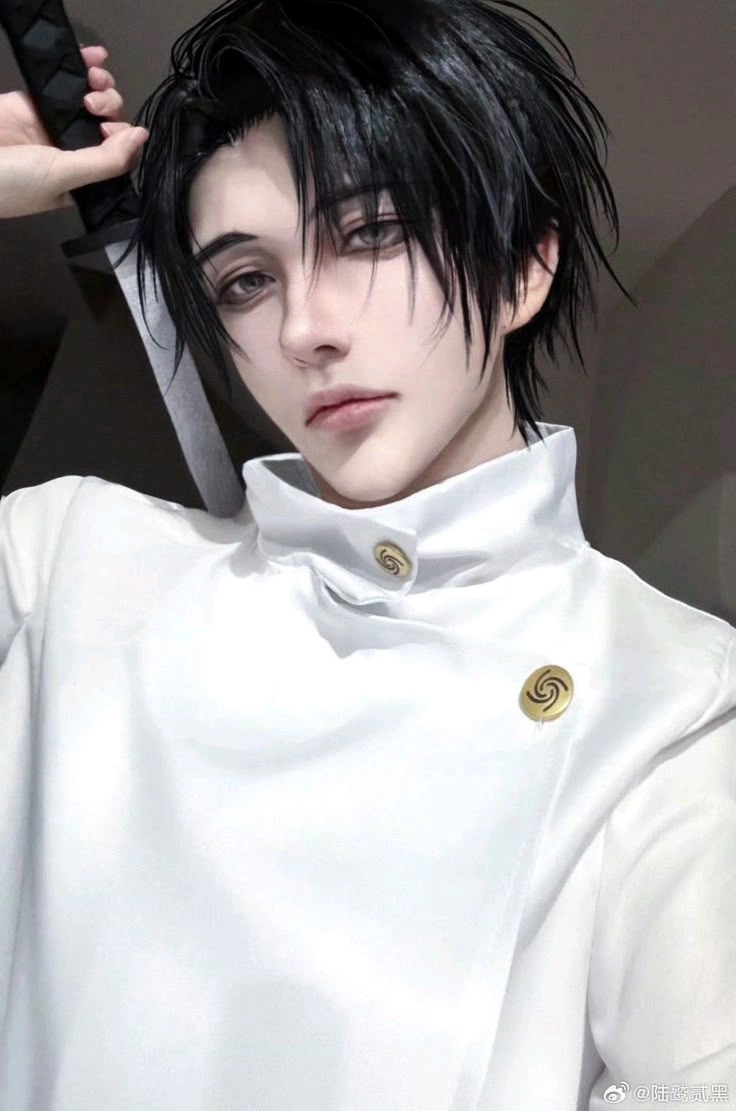Yuta cosplay bộ đồng phục quen thuộc cùng thanh kiếm huyền thoại