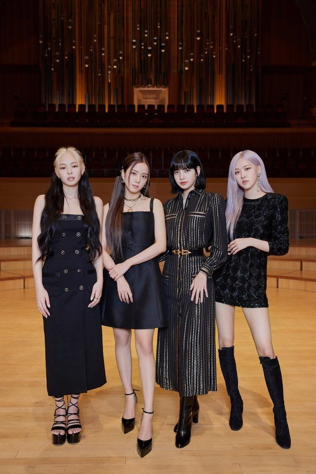 ảnh blackpink dễ thương cùng ánh nhìn cuốn hút Black Pink