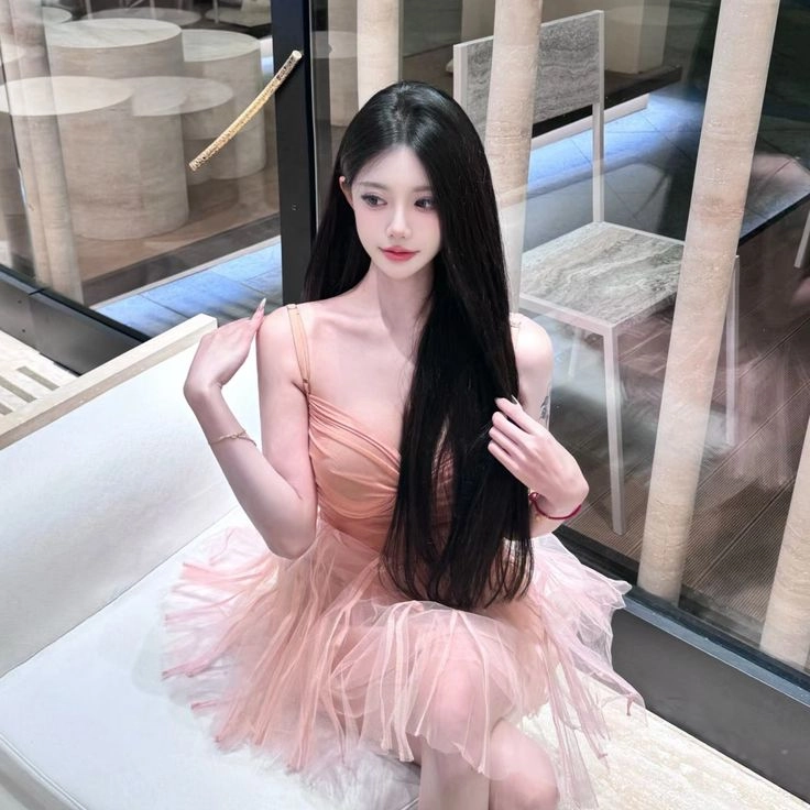 Tiktok cô gái xinh đẹp thể hiện phong cách hiện đại và cuốn hút