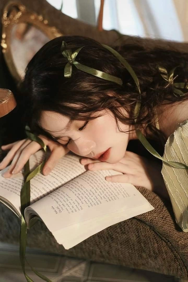 Hình cô đơn nữ thể hiện sự lẻ loi nhưng đầy bí ẩn