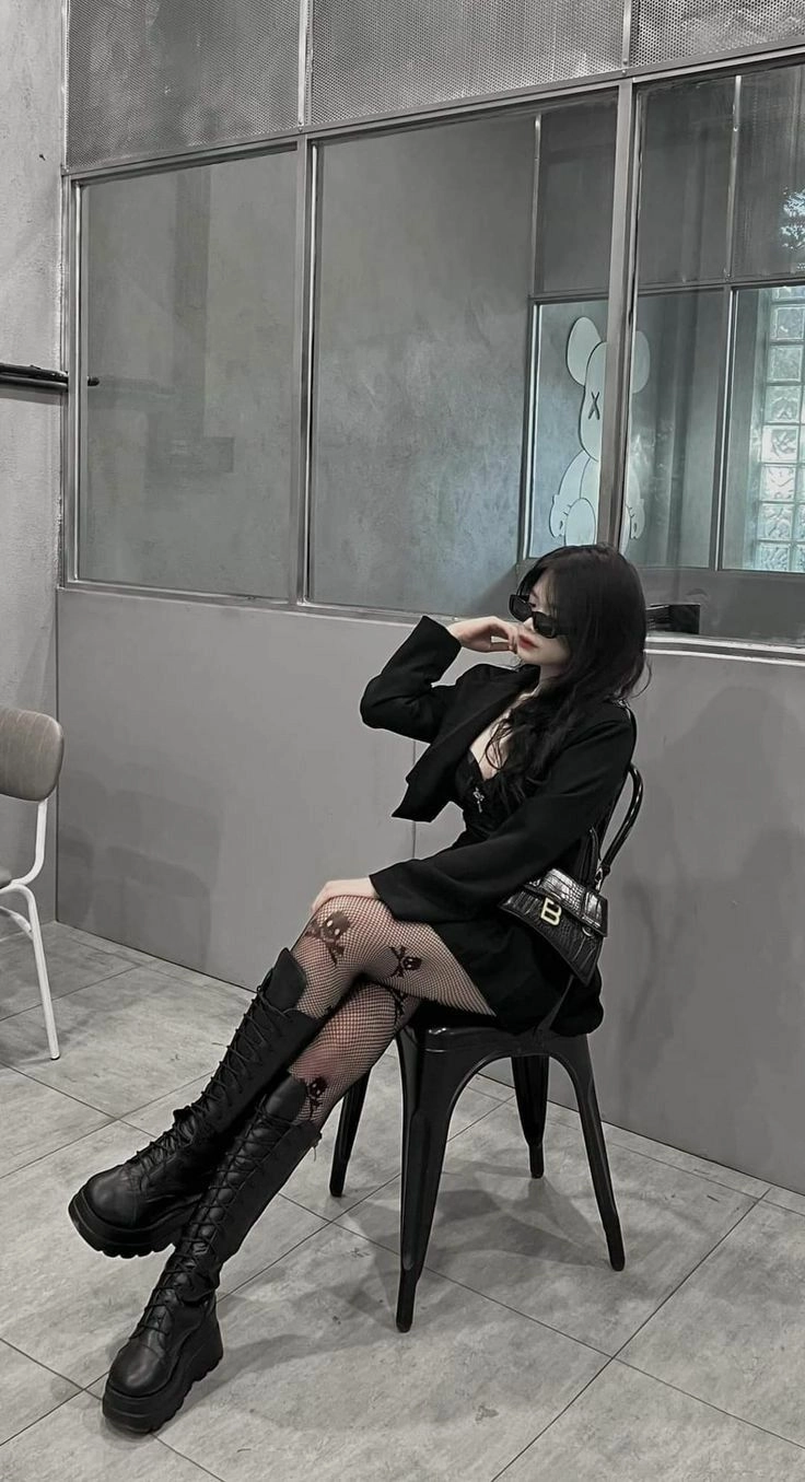 Hình con gái ngầu thể hiện sự mạnh mẽ và cá tính qua từng chi tiết
