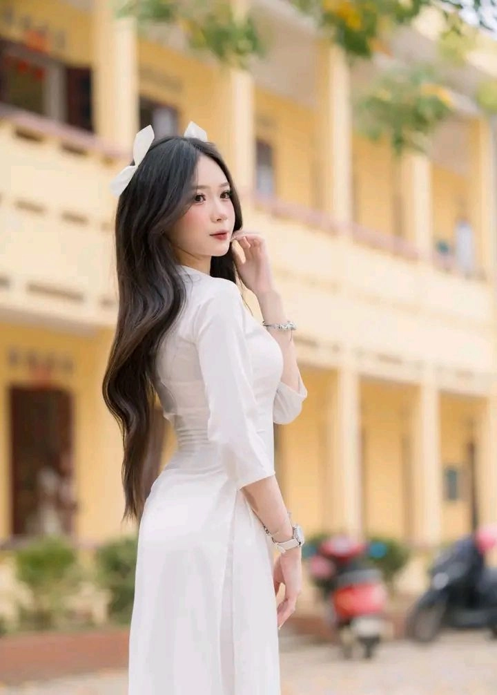 ảnh đẹp áo dài trắng nữ sinh làm nổi bật nét dịu dàng