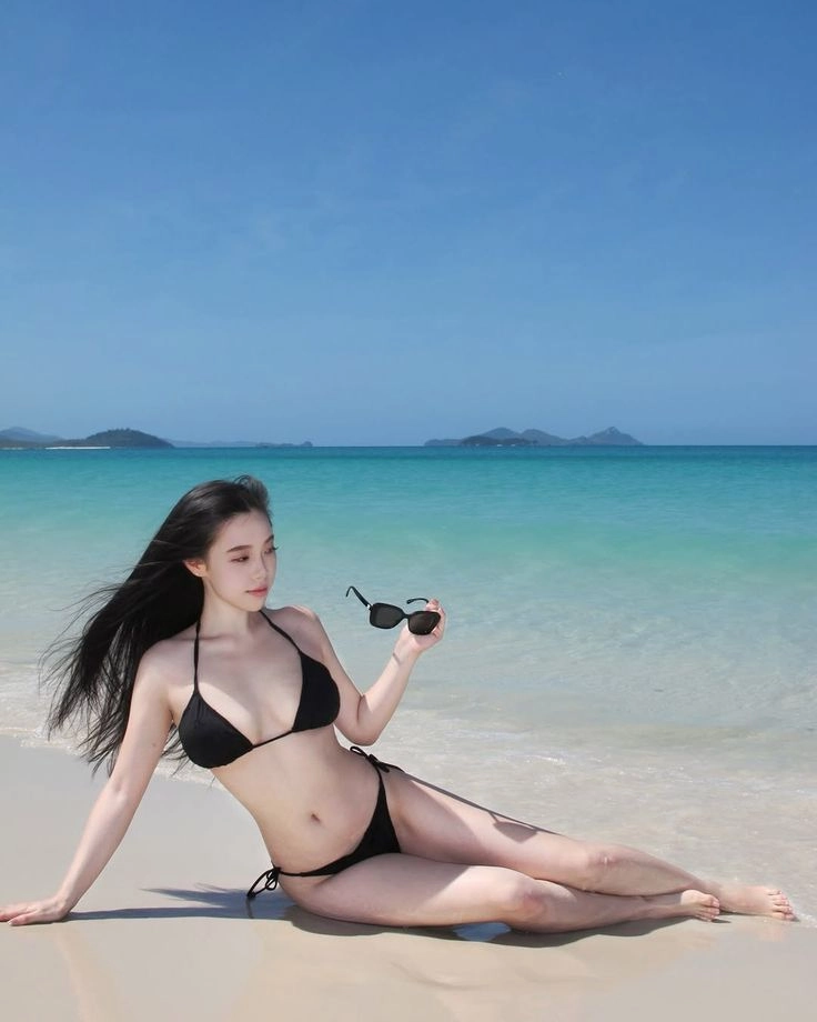 Ảnh gái mặc bikini nóng bỏng với làn da rám nắng tỏa sáng