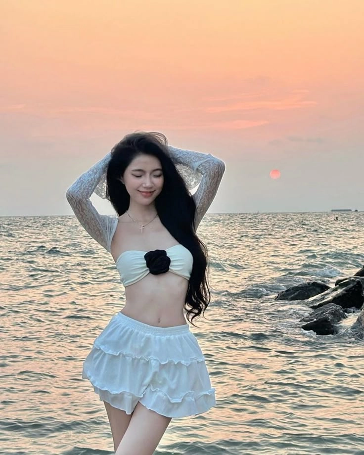 Gái xinh TikTok mặc váy ngắn mang lại nét quyến rũ nhưng dễ gần
