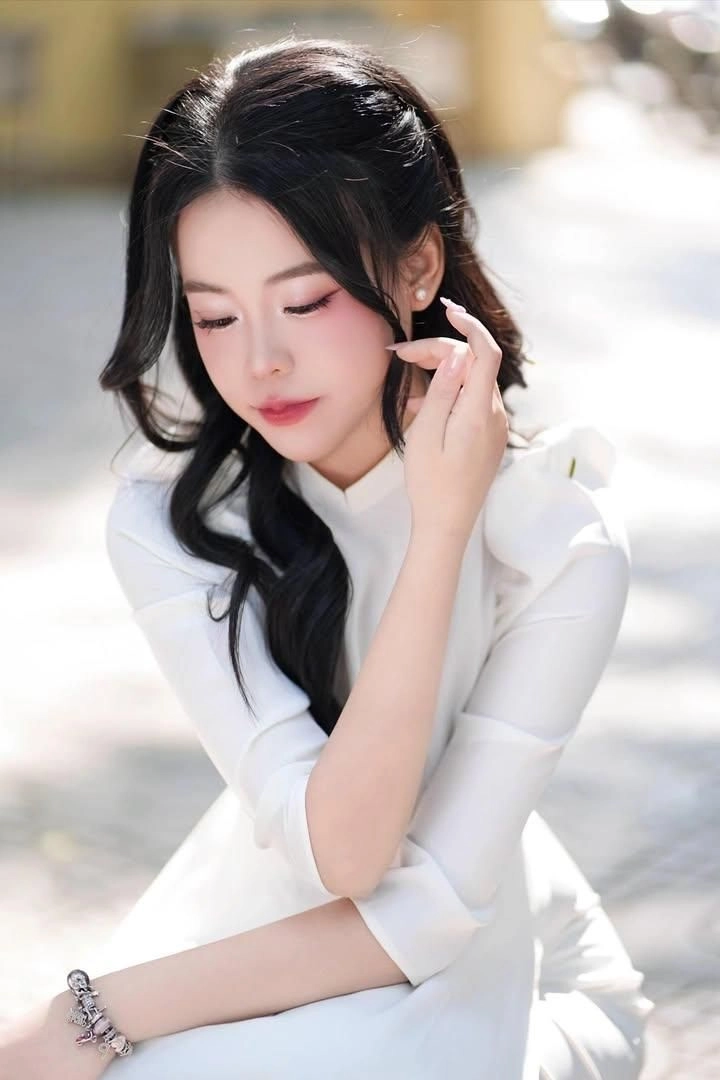 ảnh thiếu nữ mặc áo dài trắng dịu dàng đầy lôi cuốn
