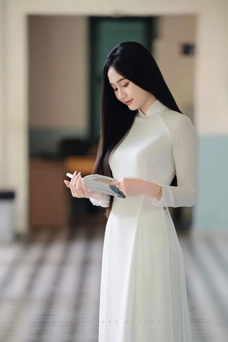 ảnh học sinh mặc áo dài dịu dàng trong nắng sớm