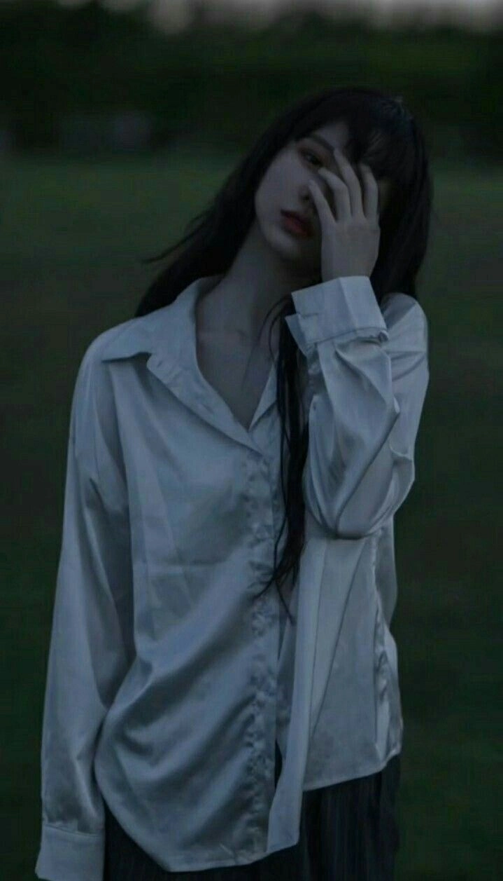 Hình buồn nữ dành cho những ai đang tìm sự đồng điệu trong tâm trạng