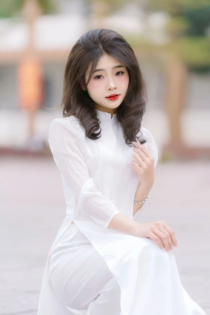 ảnh thiếu nữ mặc áo dài đẹp nổi bật trong tà trắng