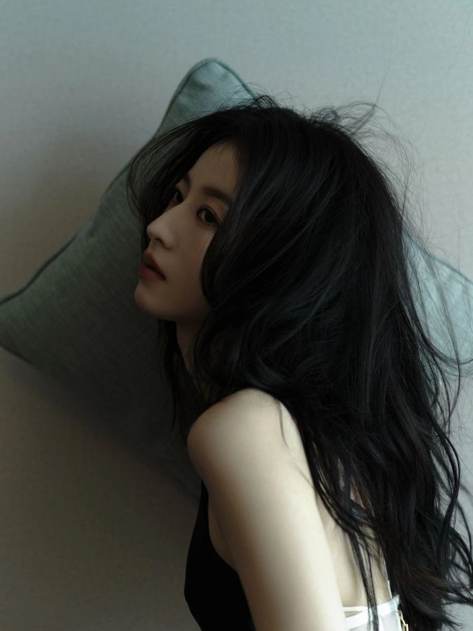 Hình ảnh về người phụ nữ buồn phản ánh những nỗi lòng không nói thành lời
