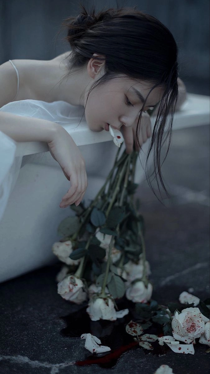 Hình nền cô đơn nữ phản ánh sự lạc lõng giữa dòng đời xô bồ