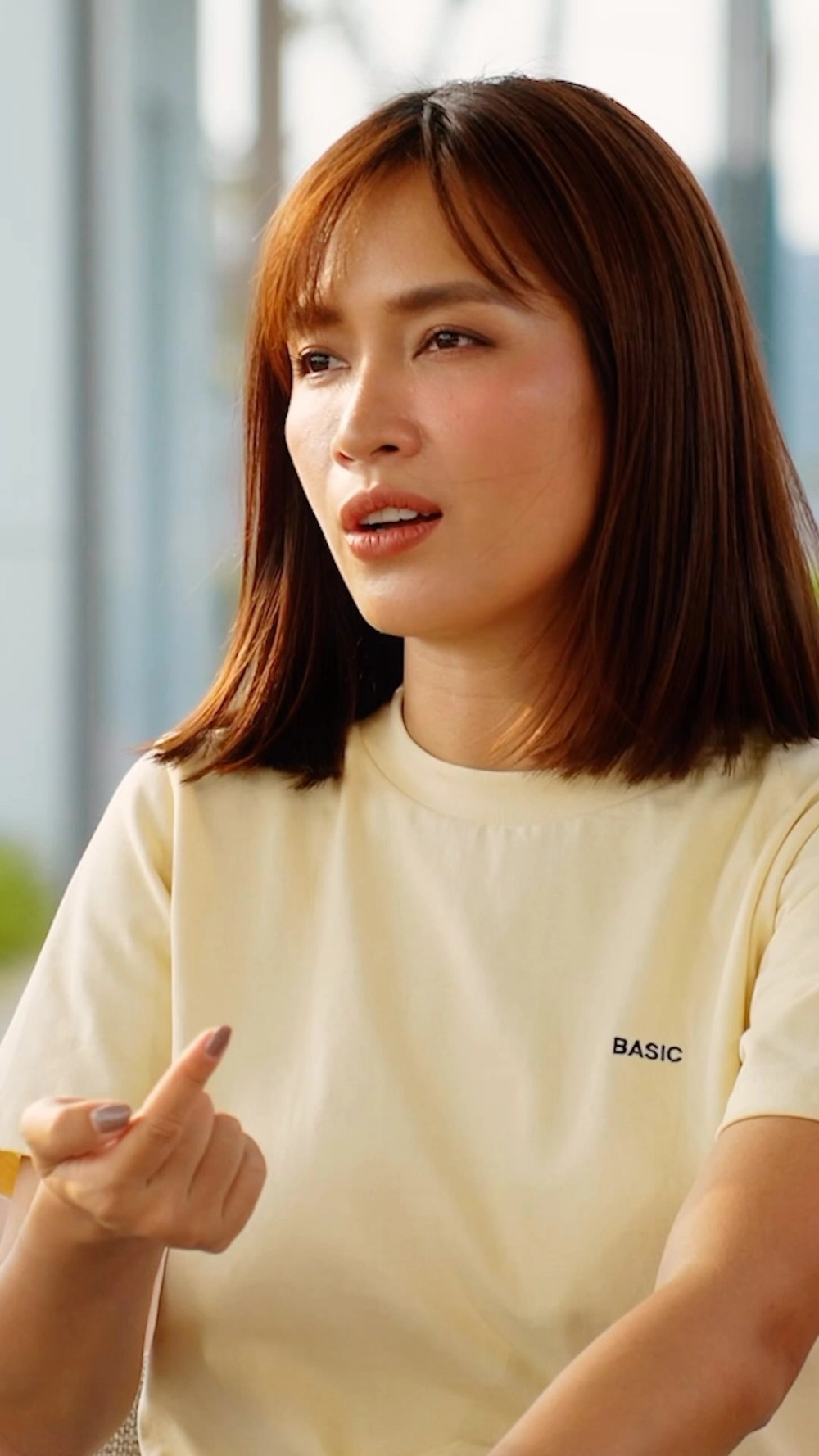 Cô Dâu Ái Phương karaoke mang lại không khí vui tươi cho bữa tiệc