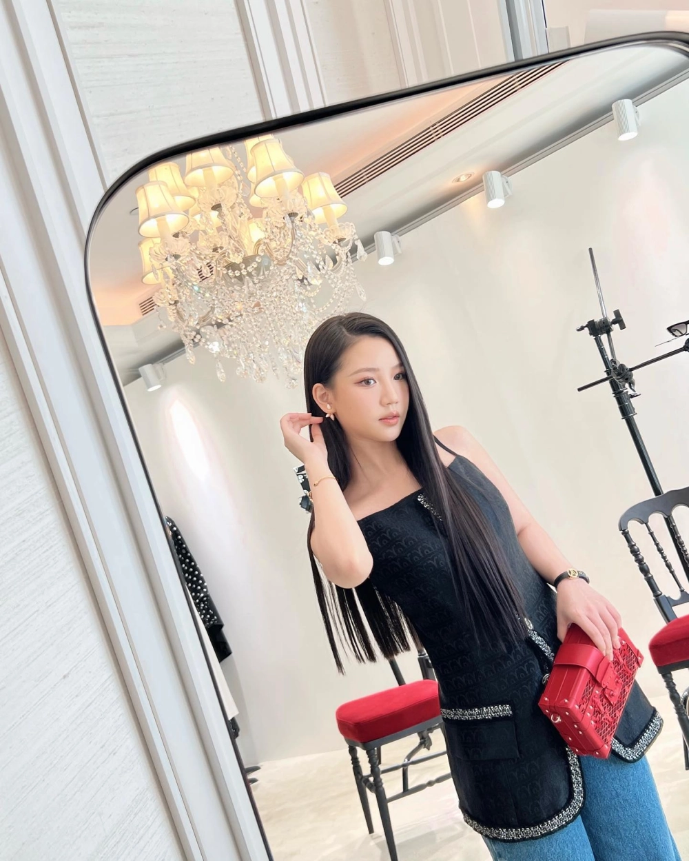 Amee là một ca sĩ trẻ nổi bật với giọng hát ngọt ngào và phong cách âm nhạc độc đáo