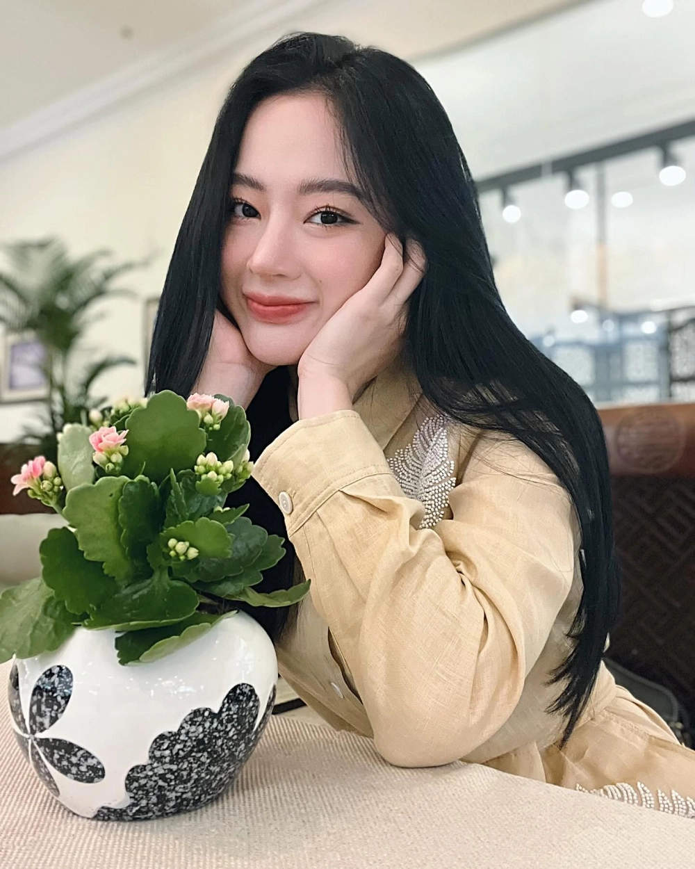 Angela Phương Trinh quê ở TP. HCM, nơi cô bắt đầu sự nghiệp