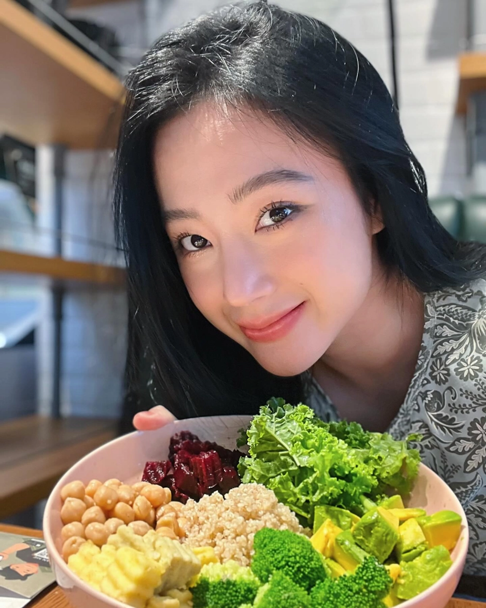 Angela Phương Trinh bây giờ tiếp tục thu hút với phong cách nổi bật