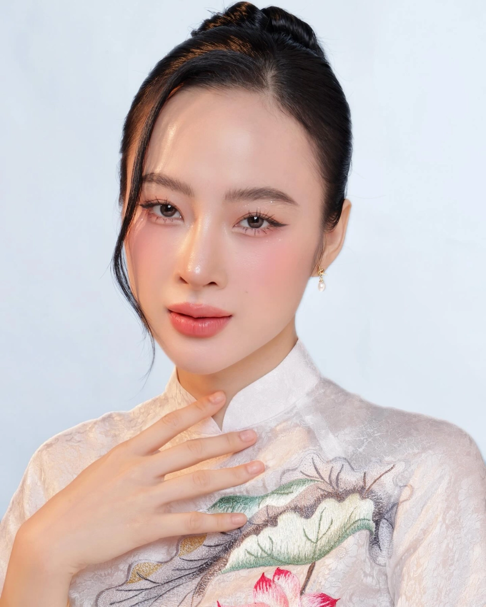 Angela Phương Trinh chiều cao ấn tượng, phù hợp với các hoạt động nghệ thuật