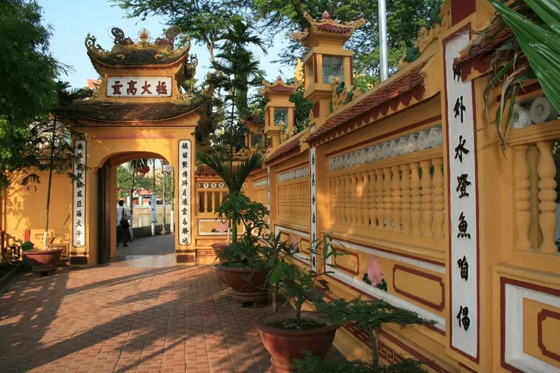 Chiêm ngưỡng bảo tháp chùa trấn quốc giữa trời thu