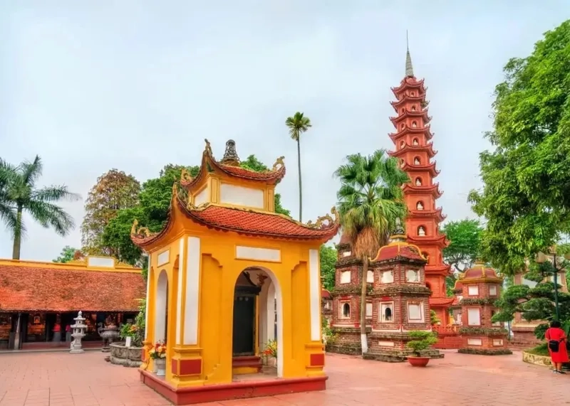Hành hương đầu năm đi chùa trấn quốc cầu an