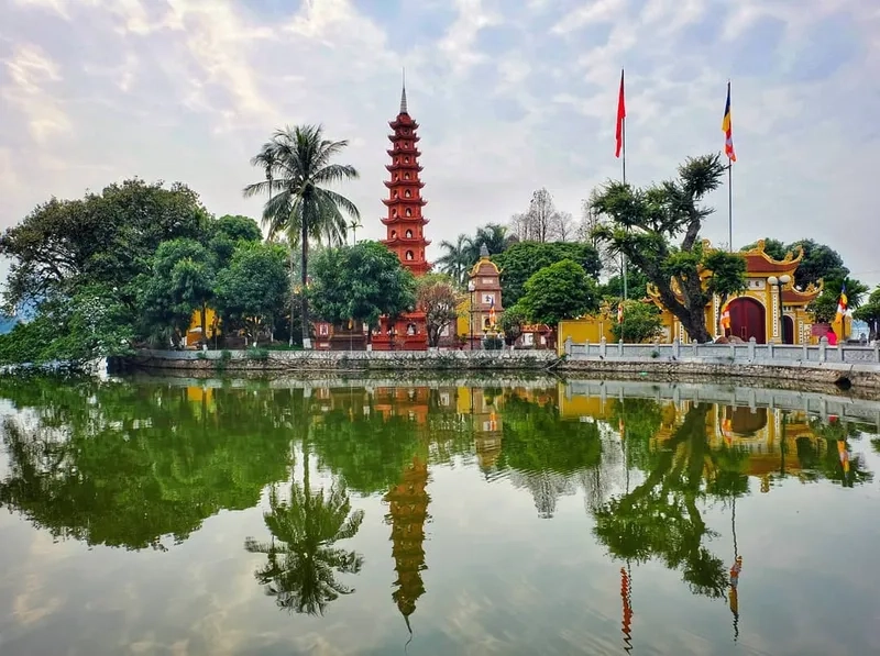 Thả hồn vào sóng nước tại chùa trấn quốc ở hồ tây