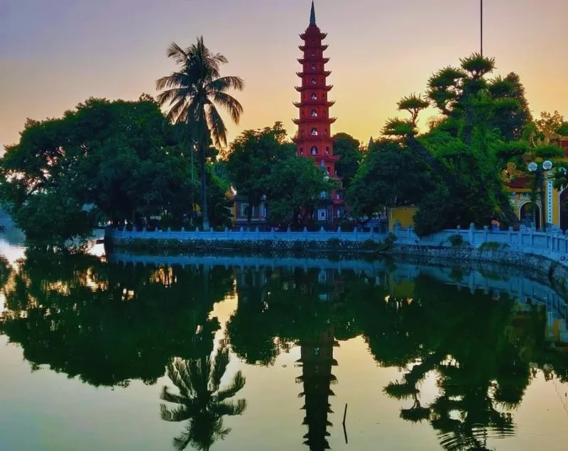 Chiêm bái hệ thống tượng phật trong chùa trấn quốc