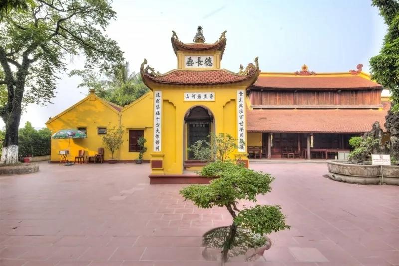Tòa bảo tháp nổi bật giữa hồ là tháp chùa trấn quốc