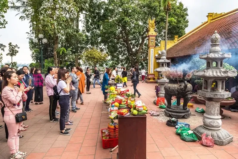 Thành tâm khấn nguyện trong lễ chùa trấn quốc