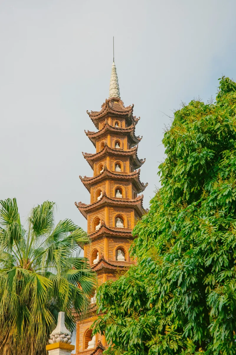 Vẻ đẹp cổ kính bên hồ tại chùa trấn quốc hồ tây
