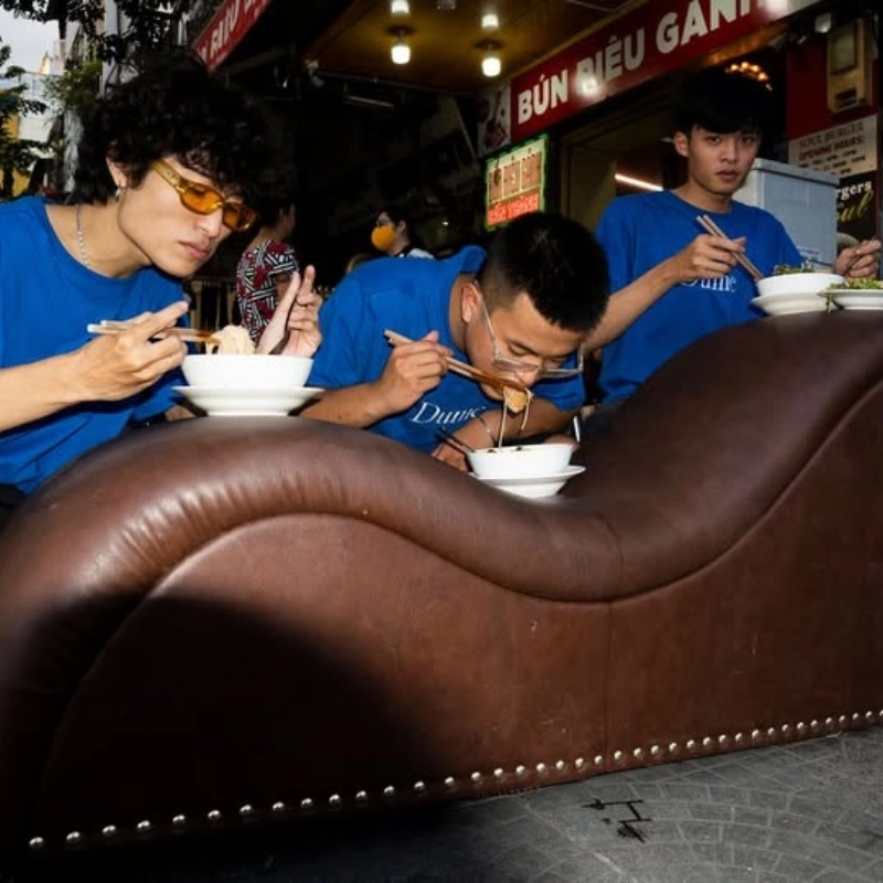 Ghế tình yêu meme tạo nên những khoảnh khắc đáng nhớ