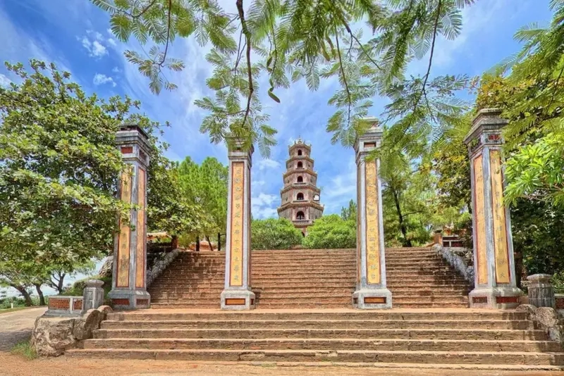 Biểu tượng linh thiêng tháp phước duyên ở chùa thiên mụ
