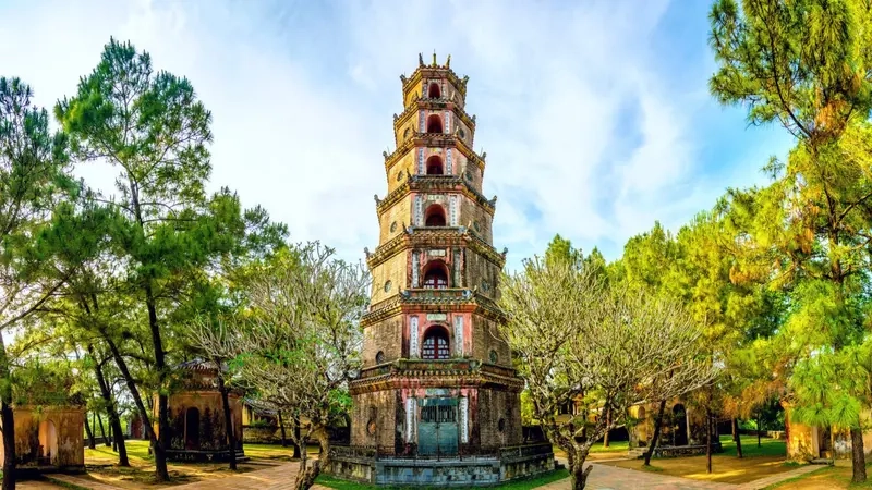 Bao quát toàn cảnh chùa thiên mụ từ trên cao tuyệt đẹp