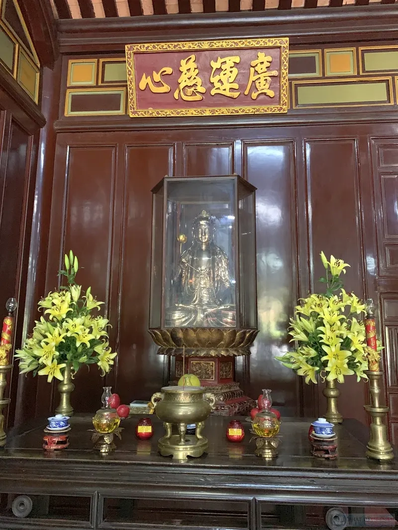 Nội điện trang nghiêm điện đại hùng chùa thiên mụ