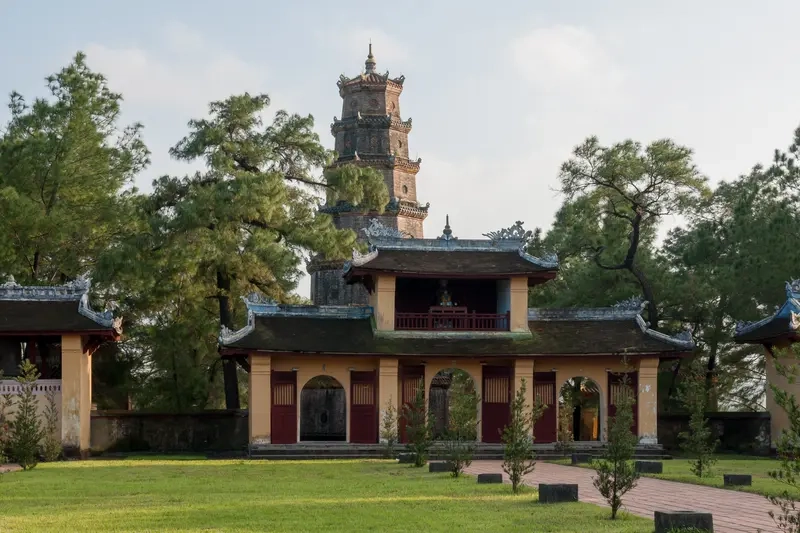 Lặng nhìn không gian tâm linh tại chùa bà thiên mụ
