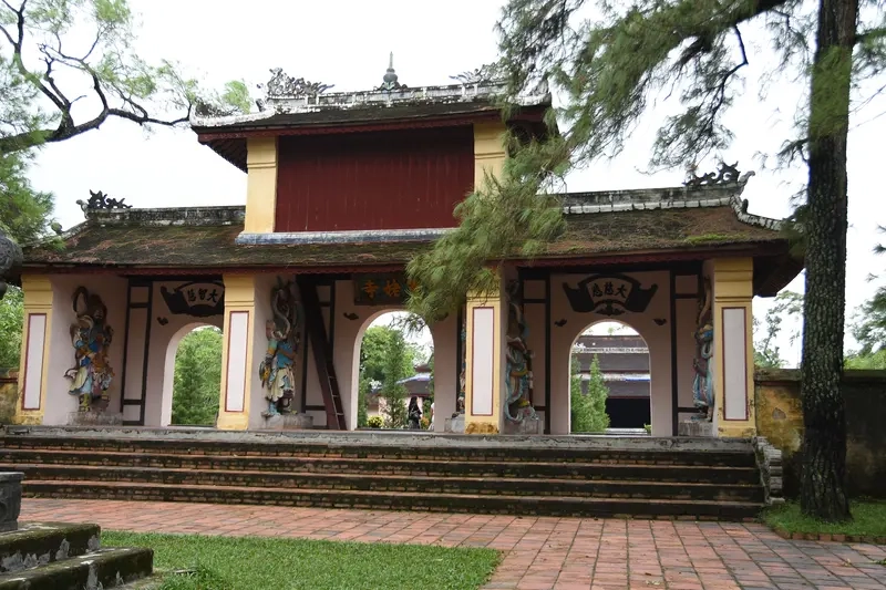 3. Khám phá cổng tam quan chùa thiên mụ uy nghi cổ kính