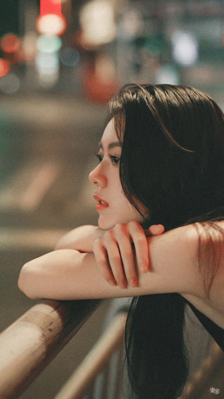 Nhẹ nhàng thể hiện qua hình người phụ nữ buồn