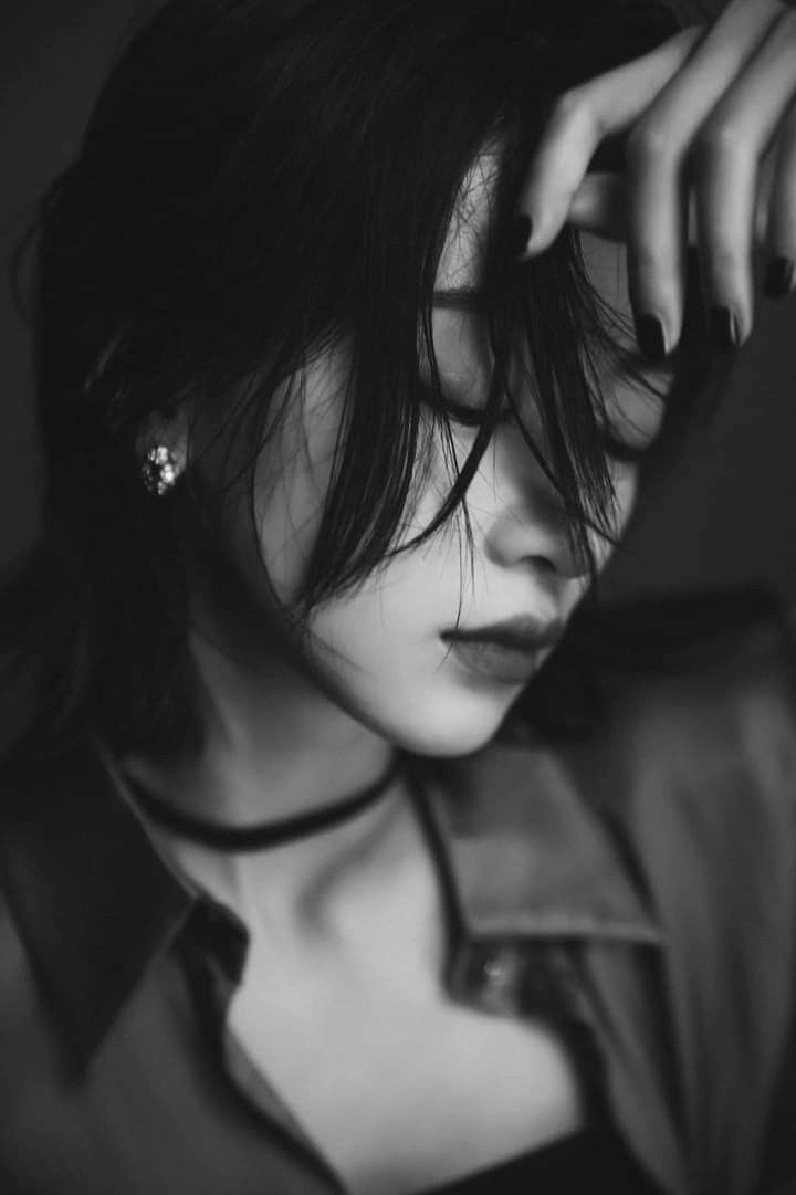 Gợi mở câu chuyện từ hình nữ buồn che mặt