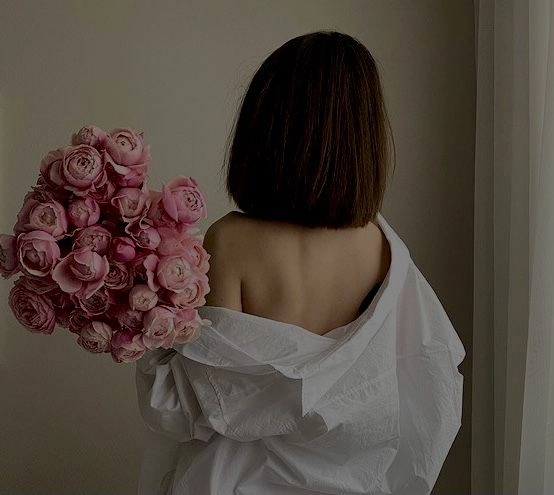 Ảnh chụp sau lưng tóc ngắn nhẹ nhàng mà cuốn hút lạ
