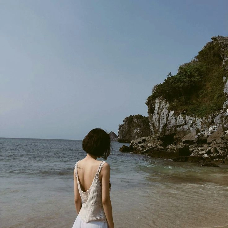 Ảnh đi biển chụp sau lưng tóc ngắn đẹp đến ngẩn ngơ