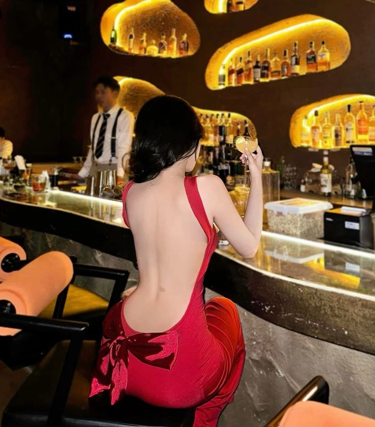 Hình chụp sau lưng nữ đẹp đậm chất vintage thơ mộng