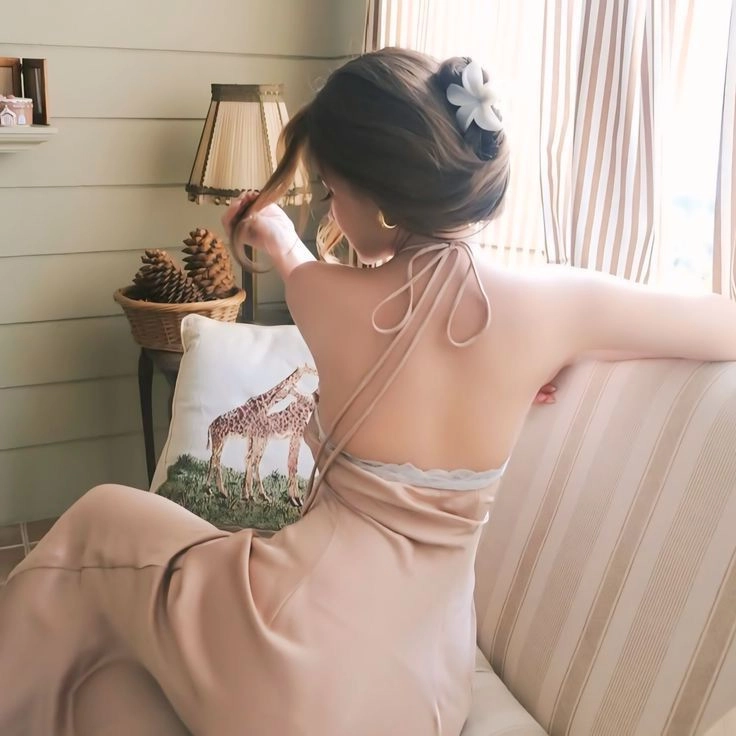 Hình ảnh chụp sau lưng nữ đẹp nhẹ nhàng làm say đắm