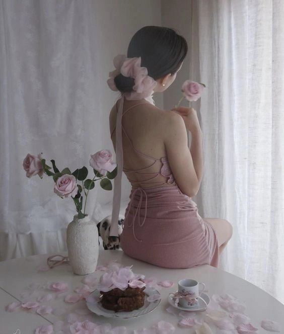 Ảnh chụp sau lưng nữ mang nét buồn đầy sâu lắng