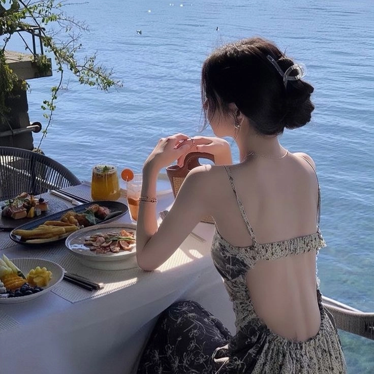 Ảnh chụp sau lưng nữ tóc ngắn buồn làm lòng người lặng yên