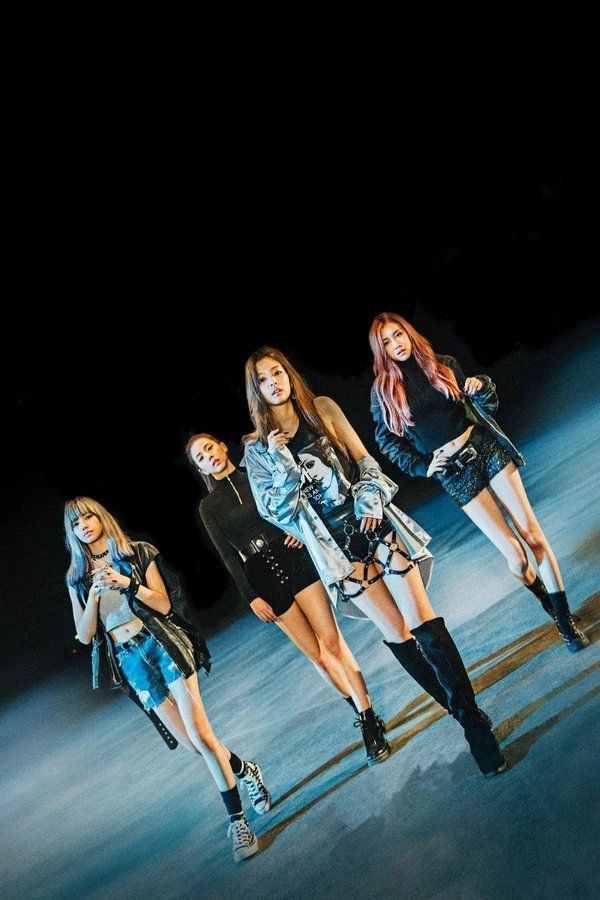 hình ảnh của nhóm black pink bừng sáng trên sân khấu