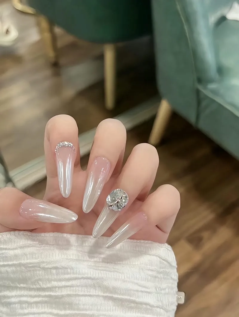 Màu móng nhọn đơn giản hot nhất năm nay