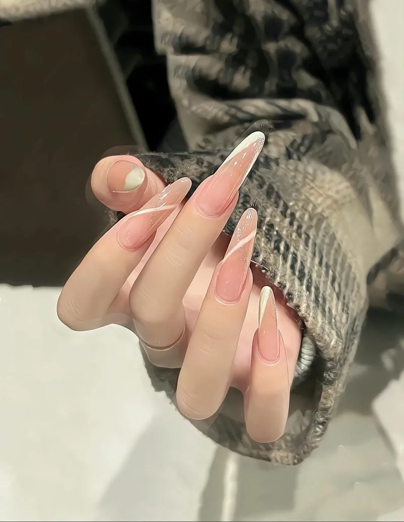 Mẫu nail đẹp đơn giản móng nhọn hot trend 2025