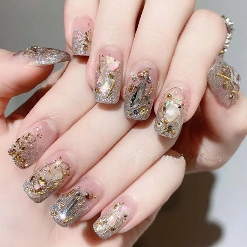 Nail ẩn xà cừ đơn giản giúp đôi tay thêm lấp lánh